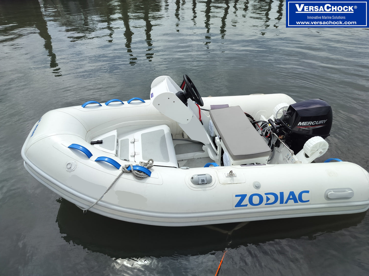 COMPACT STEERING CONSOLE AND SEAT COMBO